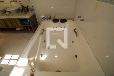 Casa à venda com 648m², 4 quartos e 4 vagas Casa à venda com 648m², 4 quartos e 4 vagasBanheiro da Suíte 1