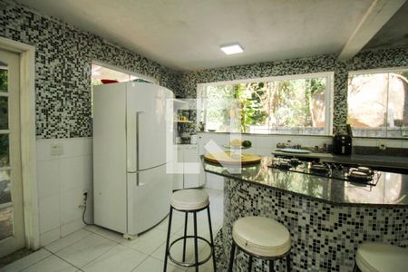 Casa à venda com 648m², 4 quartos e 4 vagas Casa à venda com 648m², 4 quartos e 4 vagasCozinha