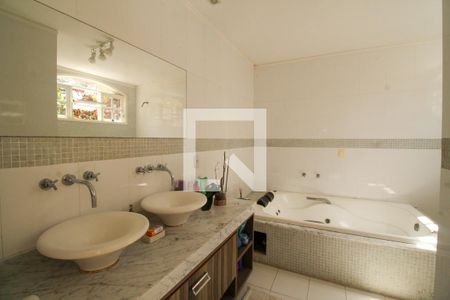 Casa à venda com 648m², 4 quartos e 4 vagas Casa à venda com 648m², 4 quartos e 4 vagasBanheiro da Suíte 1