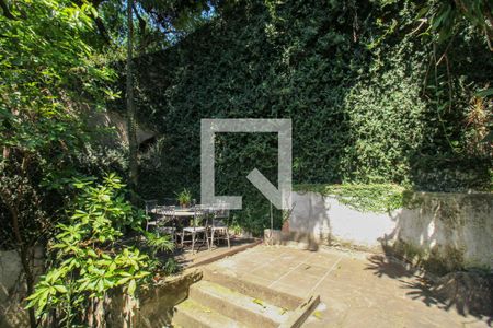 Casa à venda com 648m², 4 quartos e 4 vagas Casa à venda com 648m², 4 quartos e 4 vagasÁrea externa