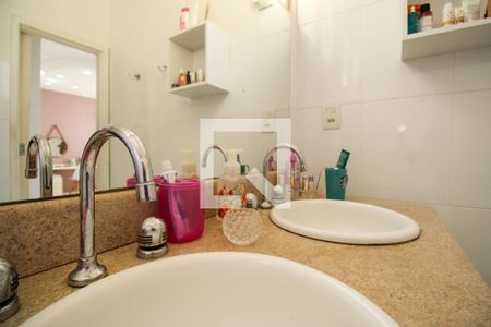 Casa à venda com 648m², 4 quartos e 4 vagas Casa à venda com 648m², 4 quartos e 4 vagasBanheiro da Suíte 2