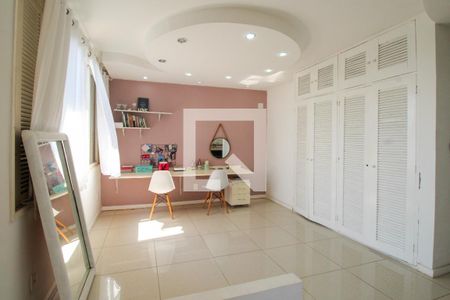 Casa à venda com 648m², 4 quartos e 4 vagas Casa à venda com 648m², 4 quartos e 4 vagasSuíte 2