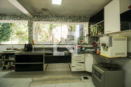 Casa à venda com 648m², 4 quartos e 4 vagas Casa à venda com 648m², 4 quartos e 4 vagasCozinha