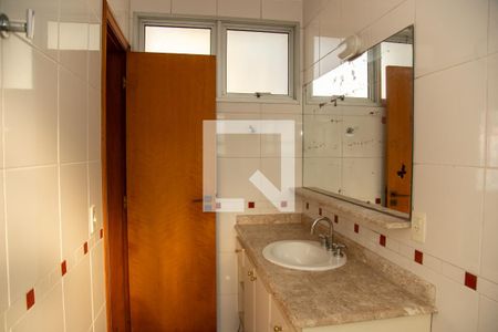 Banheiro da Suíte de casa de condomínio à venda com 3 quartos, 174m² em Campo Belo, São Paulo