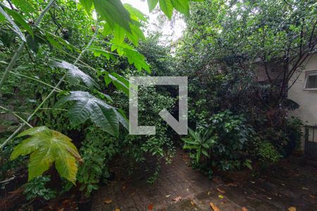 Casa à venda com 505m², 5 quartos e 4 vagas Casa à venda com 505m², 5 quartos e 4 vagasQuintal