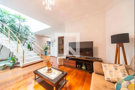 Sala de casa para alugar com 4 quartos, 338m² em Vila Pires, Santo André