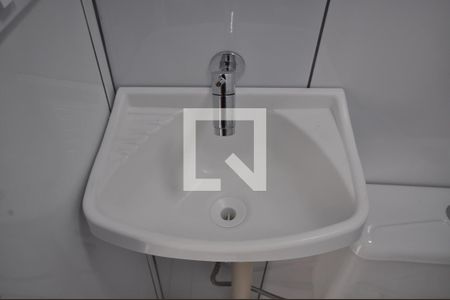 Banheiro de casa de condomínio para alugar com 1 quarto, 45m² em Vila Mazzei, São Paulo