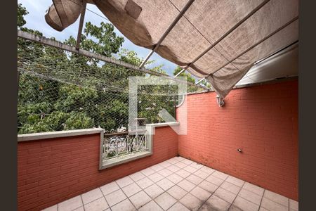 Casa de condomínio à venda com 215m², 3 quartos e 2 vagasTerraço