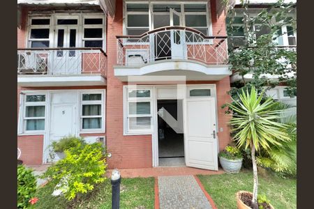 Casa de condomínio à venda com 215m², 3 quartos e 2 vagasFachada