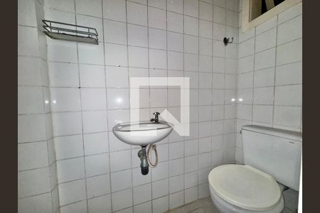 Casa de condomínio à venda com 215m², 3 quartos e 2 vagasBanheiro de Serviço