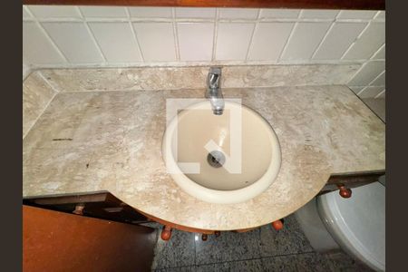 Casa de condomínio à venda com 215m², 3 quartos e 2 vagasLavabo