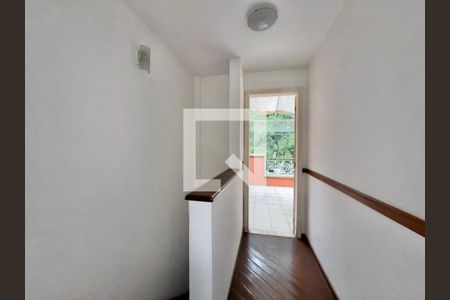 Casa de condomínio à venda com 215m², 3 quartos e 2 vagasCorredor