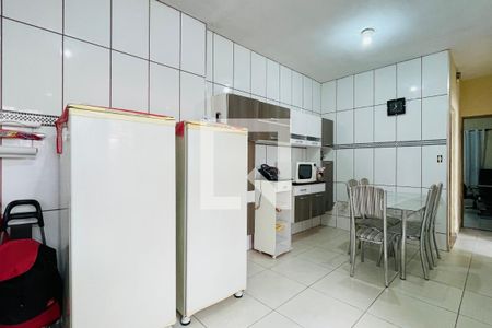 Casa à venda com 165m², 4 quartos e 2 vagas Casa à venda com 165m², 4 quartos e 2 vagasCozinha e Área de Serviço