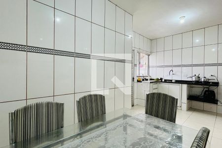 Casa à venda com 165m², 4 quartos e 2 vagas Casa à venda com 165m², 4 quartos e 2 vagasCozinha e Área de Serviço