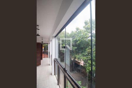 Casa à venda com 400m², 5 quartos e 4 vagas Casa à venda com 400m², 5 quartos e 4 vagasVaranda