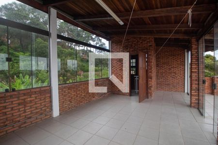 Casa à venda com 400m², 5 quartos e 4 vagas Casa à venda com 400m², 5 quartos e 4 vagasTerraço