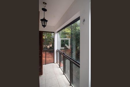 Casa à venda com 400m², 5 quartos e 4 vagas Casa à venda com 400m², 5 quartos e 4 vagasVaranda