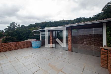 Casa à venda com 400m², 5 quartos e 4 vagas Casa à venda com 400m², 5 quartos e 4 vagasTerraço