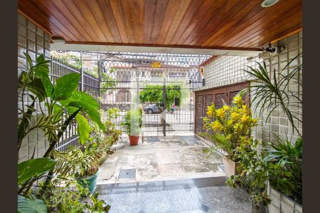 Apartamento à venda com 102m², 2 quartos e 1 vagaFachada e portaria