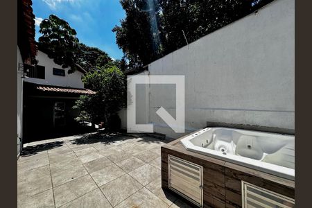 Casa à venda com 248m², 4 quartos e 2 vagasQuintal