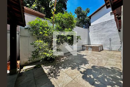 Casa à venda com 248m², 4 quartos e 2 vagasQuintal