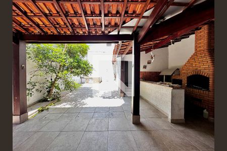 Casa à venda com 248m², 4 quartos e 2 vagasQuintal