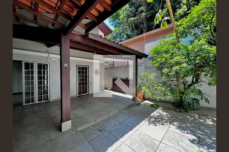 Casa à venda com 248m², 4 quartos e 2 vagasQuintal