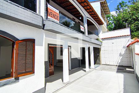 Casa à venda com 300m², 3 quartos e 4 vagasfrente da casa