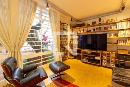 Casa à venda com 390m², 4 quartos e 4 vagas Casa à venda com 390m², 4 quartos e 4 vagasSala de TV