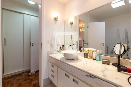 Casa à venda com 390m², 4 quartos e 4 vagas Casa à venda com 390m², 4 quartos e 4 vagasBanheiro da Suíte 2