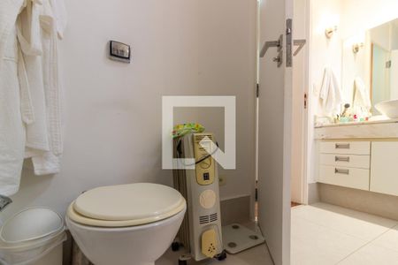Casa à venda com 390m², 4 quartos e 4 vagas Casa à venda com 390m², 4 quartos e 4 vagasBanheiro da Suíte 2