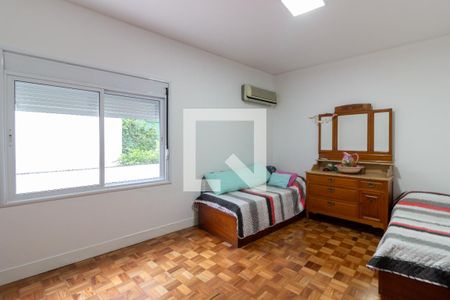 Casa à venda com 390m², 4 quartos e 4 vagas Casa à venda com 390m², 4 quartos e 4 vagasQuarto 2