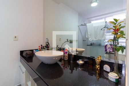 Casa à venda com 390m², 4 quartos e 4 vagas Casa à venda com 390m², 4 quartos e 4 vagasBanheiro da Suíte 1