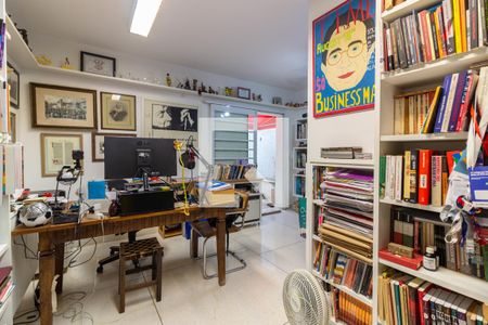 Casa à venda com 390m², 4 quartos e 4 vagas Casa à venda com 390m², 4 quartos e 4 vagasEscritório