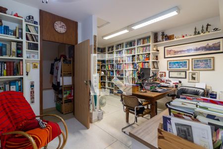 Casa à venda com 390m², 4 quartos e 4 vagas Casa à venda com 390m², 4 quartos e 4 vagasEscritório