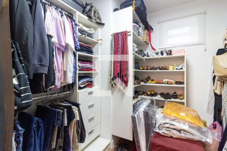 Casa à venda com 390m², 4 quartos e 4 vagas Casa à venda com 390m², 4 quartos e 4 vagasCloset da Suíte 2