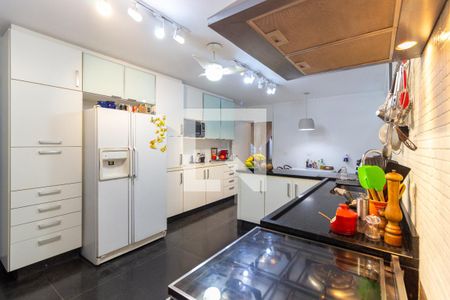 Casa à venda com 390m², 4 quartos e 4 vagas Casa à venda com 390m², 4 quartos e 4 vagasCozinha