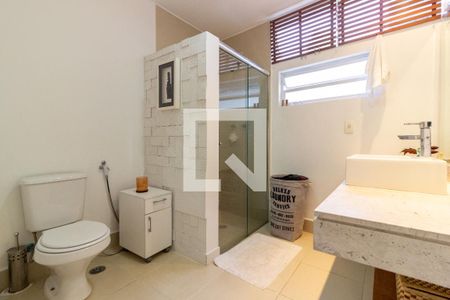 Casa à venda com 390m², 4 quartos e 4 vagas Casa à venda com 390m², 4 quartos e 4 vagasBanheiro