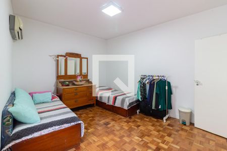 Casa à venda com 390m², 4 quartos e 4 vagas Casa à venda com 390m², 4 quartos e 4 vagasQuarto 2