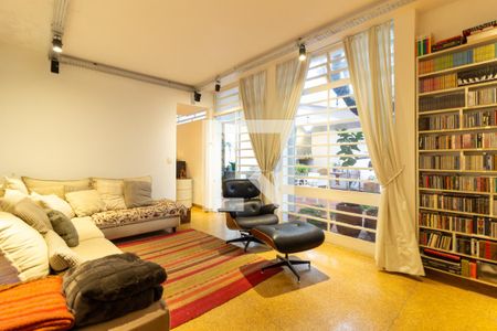 Casa à venda com 390m², 4 quartos e 4 vagas Casa à venda com 390m², 4 quartos e 4 vagasSala de TV