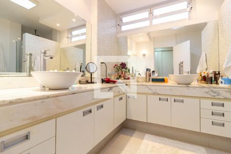 Casa à venda com 390m², 4 quartos e 4 vagas Casa à venda com 390m², 4 quartos e 4 vagasBanheiro da Suíte 2