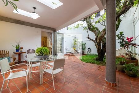 Casa à venda com 390m², 4 quartos e 4 vagas Casa à venda com 390m², 4 quartos e 4 vagasQuintal