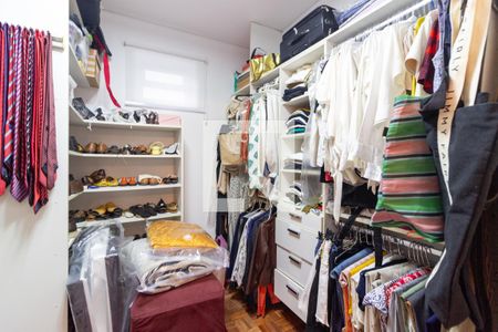 Casa à venda com 390m², 4 quartos e 4 vagas Casa à venda com 390m², 4 quartos e 4 vagasCloset da Suíte 2