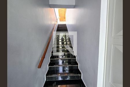 Casa à venda com 270m², 3 quartos e 6 vagasEscada