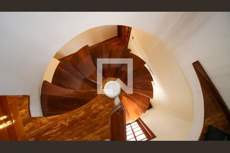 Casa à venda com 300m², 4 quartos e 6 vagasEscada