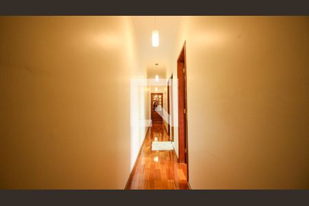 Casa à venda com 300m², 4 quartos e 6 vagasCorredor