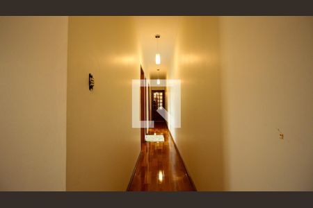 Casa à venda com 300m², 4 quartos e 6 vagasCorredor