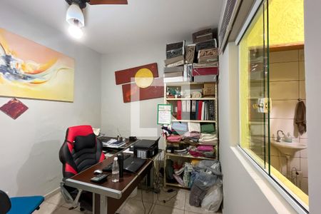 Casa à venda com 142m², 3 quartos e 4 vagas Casa à venda com 142m², 3 quartos e 4 vagasEscritório