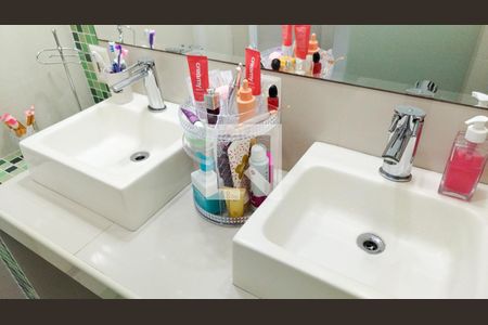 Casa à venda com 215m², 4 quartos e 3 vagasBanheiro Suite 3