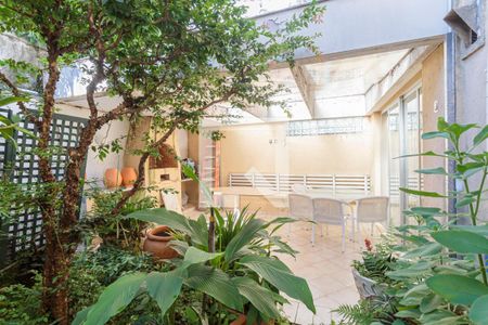 Casa à venda com 248m², 4 quartos e 3 vagas Casa à venda com 248m², 4 quartos e 3 vagasQuintal